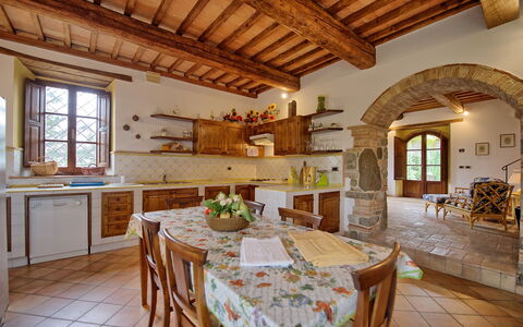 Villa Montalcino: Propriété, Pièce, Bâtiment, Plafond, Design Intérieur, Faisceau, Meubles, Maison, Cuisine, Domicile