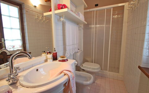 Casa Daniela: Luminaire Plomberie, Sol, Salle De Bains, Sol, Design Intérieur, Robinet, Évier, Plomberie, Lavabo, Pièce