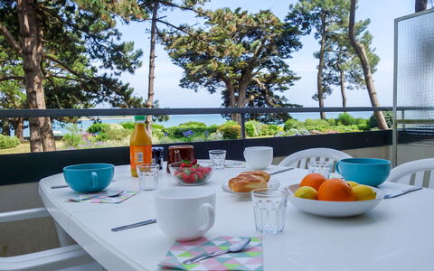 Carnac 235: Vaisselle, Table, Propriété, Meubles, Vaisselle, Bleu Azur, Design Intérieur, Mobilier De Jardin, Ciel, Assiette