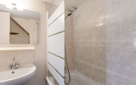 Dinard 120: Miroir, Évier, Propriété, Luminaire Plomberie, Robinet, Salle De Bains, Bâtiment, Lavabo, Design Intérieur
