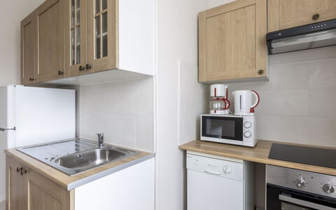 Dinard 120: Propriété, Cabinetry, Blanc, Gaz Poele, Appareil De Cuisine, Bâtiment, Comptoir, Cuisinière, Cooktop, Électroménager