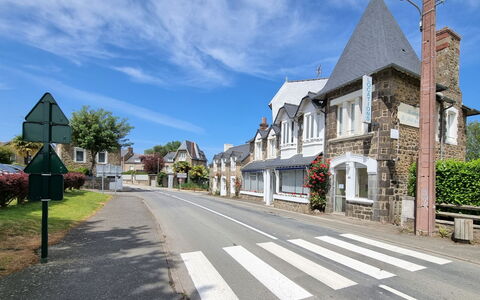 Dinard 120: L'Eau, Plante, Bâtiment, Jour, Propriété, Ciel, Piscine, Bleu Azur, Arbre, Plan D'Eau