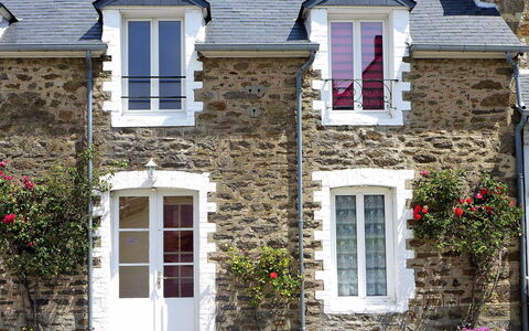 Dinard 120: Plante, Fleur, Bâtiment, Fenêtre, Propriété, Bois, Maison, Porte, Brique
