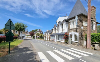 Dinard 120: L'Eau, Plante, Bâtiment, Jour, Propriété, Ciel, Piscine, Bleu Azur, Arbre, Plan D'Eau