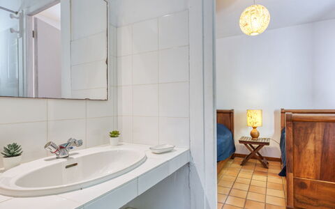 Club de la Voile: Miroir, Robinet, Évier, Meubles, Luminaire Plomberie, Lavabo, Salle De Bains, Plante, Bois, Design Intérieur