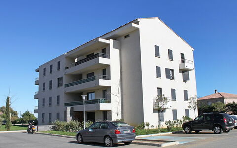 Lup - les Terrasses D'Alistro: Voiture, Roue, Ciel, Bâtiment, Propriété, Plante, Fenêtre, Véhicule