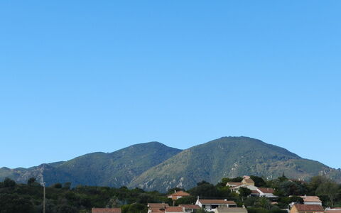 Lup - les Terrasses D'Alistro: Ciel, Montagne, Propriété, Plante, Écorégion, Bâtiment, Arbre, Paysage Naturel, Montagnes, Maison