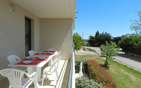 Lup - les Terrasses D'Alistro: Plante, Ciel, Bâtiment, Table, Chaise, Ombre, Zone Résidentielle, Immobilier, Design Urbain, Arbre