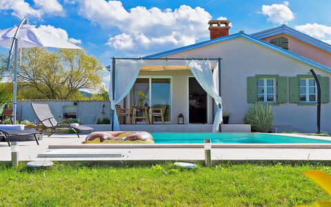 Ravan: Nuage, Ciel, Plante, Bâtiment, Bleu, Fenêtre, Ombre, Maison, Arbre, Lot Terre