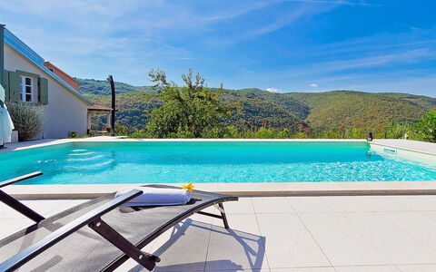 Ravan: L'Eau, Plante, Piscine, Ciel, Nuage, Bleu, Rectangle, Bâtiment, Ombre, Mobilier De Jardin