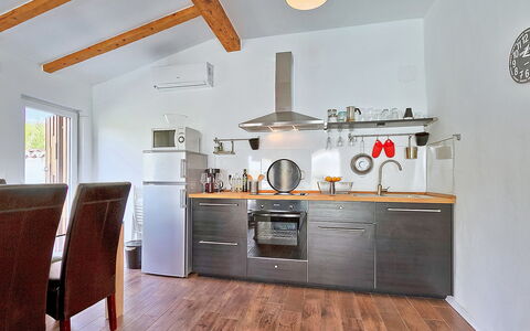 Ravan: Cabinetry, Comptoir, Propriété, Meubles, Bâtiment, Cuisinière, Tiroir, Bois, Éclairage, Cuisine