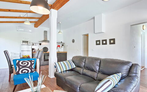 Ravan: Canapé, Meubles, Propriété, Cadre, Confort, Design Intérieur, Salon, Éclairage, Sol, Oreiller