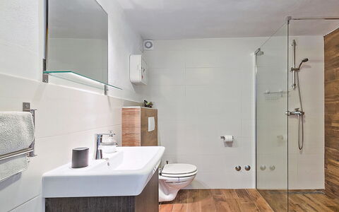 Ravan: Robinet, Luminaire Plomberie, Évier, Bâtiment, Propriété, Miroir, Lavabo, Salle De Bains, Armoire De Toilette, Bois