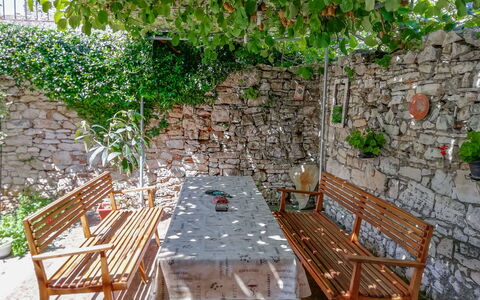 Pula Vodnjan 103: Plante, Meubles, Table, Chaise, Tableau De Plein Air, Mobilier De Jardin, Bois, Bâtiment, Loisir, Herbe