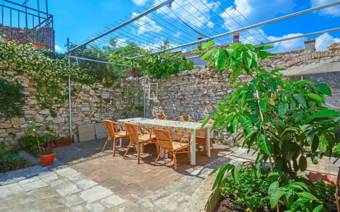 Pula Vodnjan 103: Nuage, Plante, Ciel, Meubles, Table, Tableau De Plein Air, Pot De Fleur, Mobilier De Jardin, Surface De La Route, Chaise