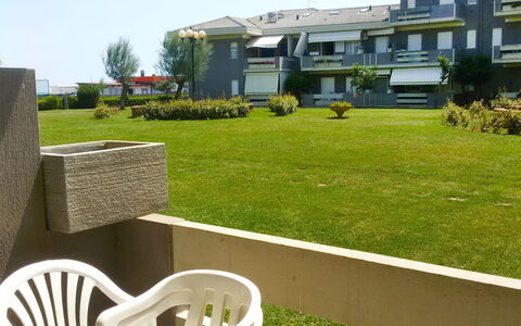 Silvi Marina 320: Plante, Bâtiment, Jour, Propriété, Ciel, Fenêtre, Table, Ombre, Lot Terre, Chaise