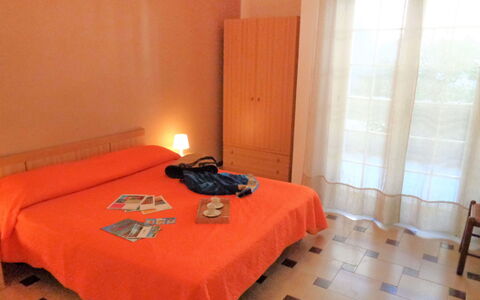 Silvi Marina 320: Meubles, Propriété, Confort, Bâtiment, Cadre De Lit, Textile, Bois, Orange, Oreiller, Sol