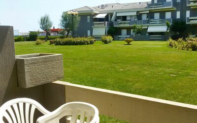 Silvi Marina 320: Plante, Bâtiment, Jour, Propriété, Ciel, Fenêtre, Table, Ombre, Lot Terre, Chaise