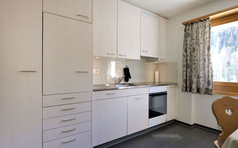 Chesa Islas: Cabinetry, Meubles, Comptoir, Bâtiment, Fenêtre, Tiroir, Bois, Rideau, Design Intérieur, Commode
