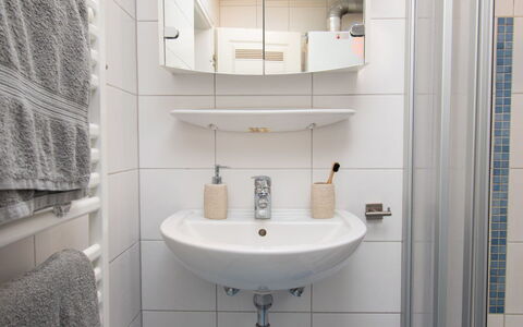 Fischerstube: Miroir, Évier, Robinet, Luminaire Plomberie, Lavabo, Salle De Bains, Violet, Design Intérieur, Sol, Ligne