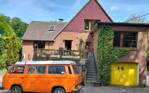 Haus Keller: Ciel, Plante, Propriété, Véhicule, Fenêtre, Nuage, Bâtiment, Voiture, Roue