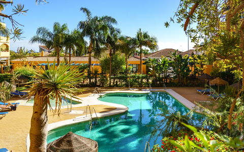 Los Almendros i: L'Eau, Ciel, Plante, Piscine, Arbre, Arecales, Mobilier De Jardin, Eco Hôtel, Paysage Naturel, Loisir