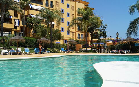 Los Almendros i: L'Eau, Ciel, Propriété, Bâtiment, Piscine, Fenêtre, Bleu Azur, Plante, Arbre, Loisir