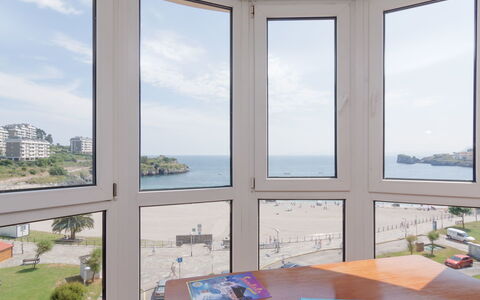 Rico: Nuage, Ciel, Bâtiment, Propriété, Fenêtre, L'Eau, Table, Plante, Bleu Azur