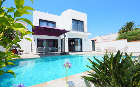 Norfeu: L'Eau, Plante, Bâtiment, Propriété, Ciel, Piscine, Bleu Azur, Fenêtre, Arbre, Architecture