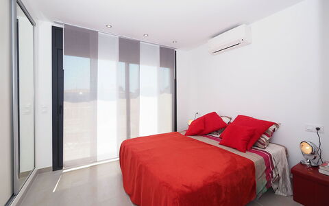 Norfeu: Chambre, Pièce, Lit, Meubles, Propriété, Design Intérieur, Drap De Lit, Rouge, Literie, Plafond