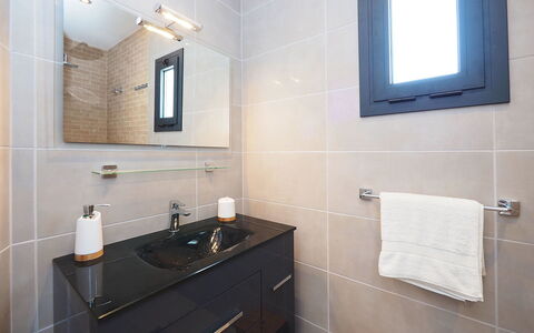 Norfeu: Salle De Bains, Pièce, Propriété, Tuile, Robinet, Sol, Design Intérieur, Mur, Évier, Accessoire Salle De Bain