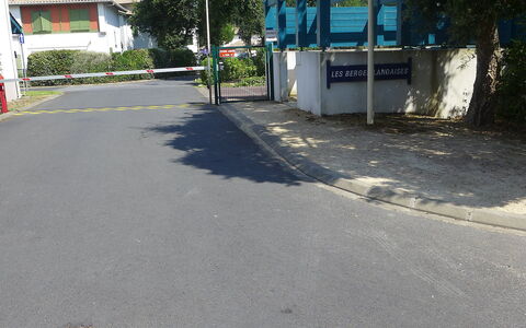 Capbreton 450: Plante, Arbre, Surface De La Route, Asphalte, Ombre, Rue, Trottoir, Espace Public, Route