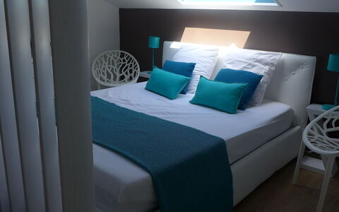 Capbreton 450: Meubles, Propriété, Bâtiment, Table, Confort, Cadre De Lit, Bleu Azur, Oreiller, Rectangle, Textile