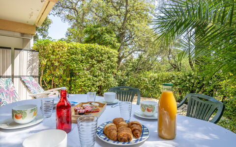 Saint Aygulf 310: Table, Aliments, Vaisselle, Meubles, Assiette, Chaise, Arbre, Design Intérieur, Mobilier De Jardin, Coupe