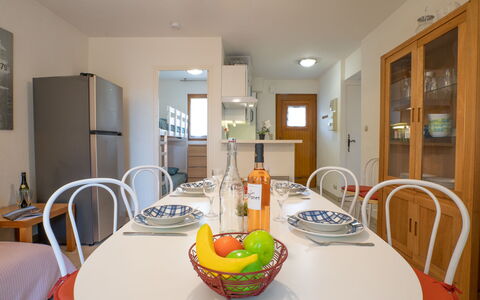 Saint Aygulf 310: Table, Aliments, Meubles, Vaisselle, Chaise, Cabinetry, Comptoir, Vaisselle, Cuisine, Orange
