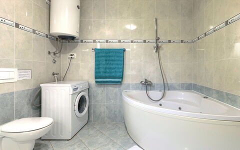 Villa Vittoria: Baignoire, Luminaire Plomberie, Propriété, Salle De Bains, Tete De Douche, Robinet, Bâtiment, Violet, Douche, Maison
