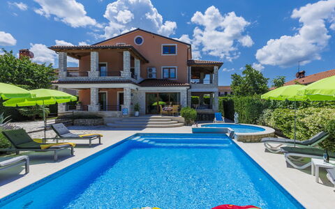 Villa Vittoria: Nuage, Ciel, Plante, L'Eau, Propriété, Bâtiment, Piscine, Bleu Azur, Plan D'Eau, Fleur
