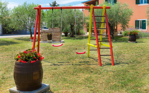 Pula 129: Espace Public, Terrain De Jeux, Herbe, Arbre, Équipement Extérieur Play, Lot Terre, Des Loisirs, Arrière-Cour, Architecture, Plante