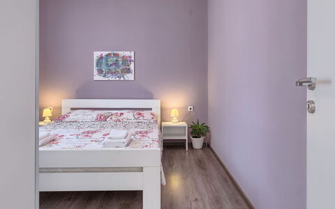 Neja: Pièce, Meubles, Chambre, Lit, Propriété, Design Intérieur, Sol, Mur, Drap De Lit, Rose
