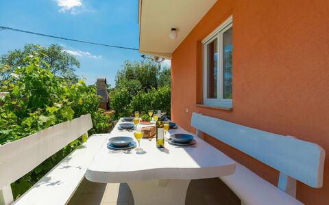 Neja: Propriété, Maison, Pièce, Bâtiment, Immobilier, Design Intérieur, Architecture, Domicile, Table, Jaune