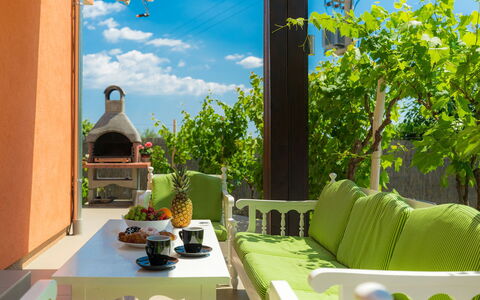 Neja: Ciel, Propriété, Bâtiment, Vert, Botanique, Ombre, Plante, Design Intérieur, Éclairage, Jaune