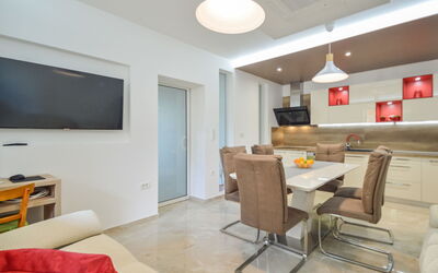 Mornar 100.5: Pièce, Propriété, Meubles, Design Intérieur, Salon, Bâtiment, Plafond, Sol, Mur, Domicile