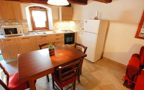 Fenis 100: Table, Meubles, Cabinetry, Propriété, Comptoir, Chaise, Bois, Télévision, Électroménager, Plante D'Appartement