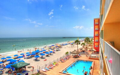 Clearwater Redington Beach 100: L'Eau, Ciel, Nuage, Station Balnéaire, Piscine, Plante, Bleu Azur, Bleu, Chaise, Mobilier De Jardin