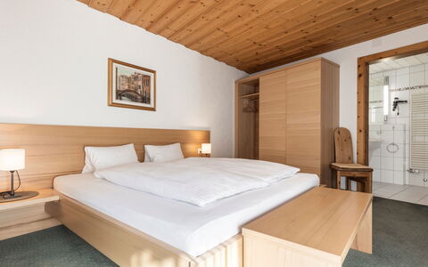 Atlantis Apartments by Mein Samnaun – Mo: Bois, Design Intérieur, Sol, Lit, Chambre, Sol, Meubles, Pièce, Plafond, Cadre De Lit