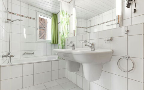 Atlantis Apartments by Mein Samnaun – Mo: Salle De Bains, Luminaire Plomberie, Design Intérieur, Lavabo, Sol, Évier, Sol, Robinet, Plomberie, Toilette