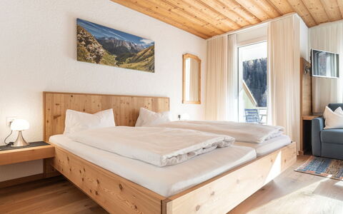 Atlantis Apartments by Mein Samnaun – Mo: Bois, Domicile, Chambre, Chaîne De Montagnes, Lit, Dur, Literie, Drap De Lit, Glacial Relief, Cadre De Lit