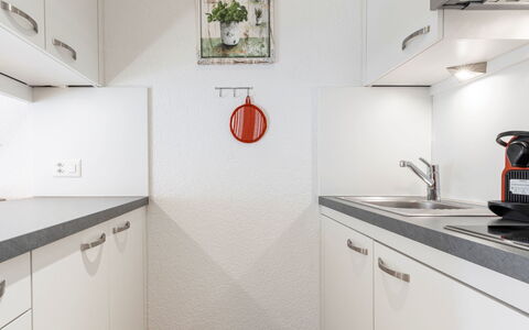 Atlantis Apartments by Mein Samnaun – Mo: Cuisine, Comptoir, Design Intérieur, Principaux Appliance, Appareil De Cuisine, Sol, Cabinetry, Plafond, Domicile, Pièce