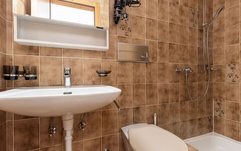 Atlantis Apartments by Mein Samnaun – Mo: Salle De Bains, Siège De Toilette, Lavabo, Luminaire Plomberie, Toilette, Sol, Évier, Design Intérieur, Sol, Robinet