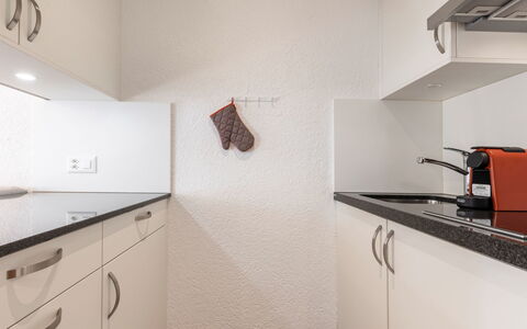 Atlantis Apartments by Mein Samnaun – Mo: Design Intérieur, Bois, Cuisine, Sol, Comptoir, Sol, Plafond, Cabinetry, Pièce, Appareil De Cuisine